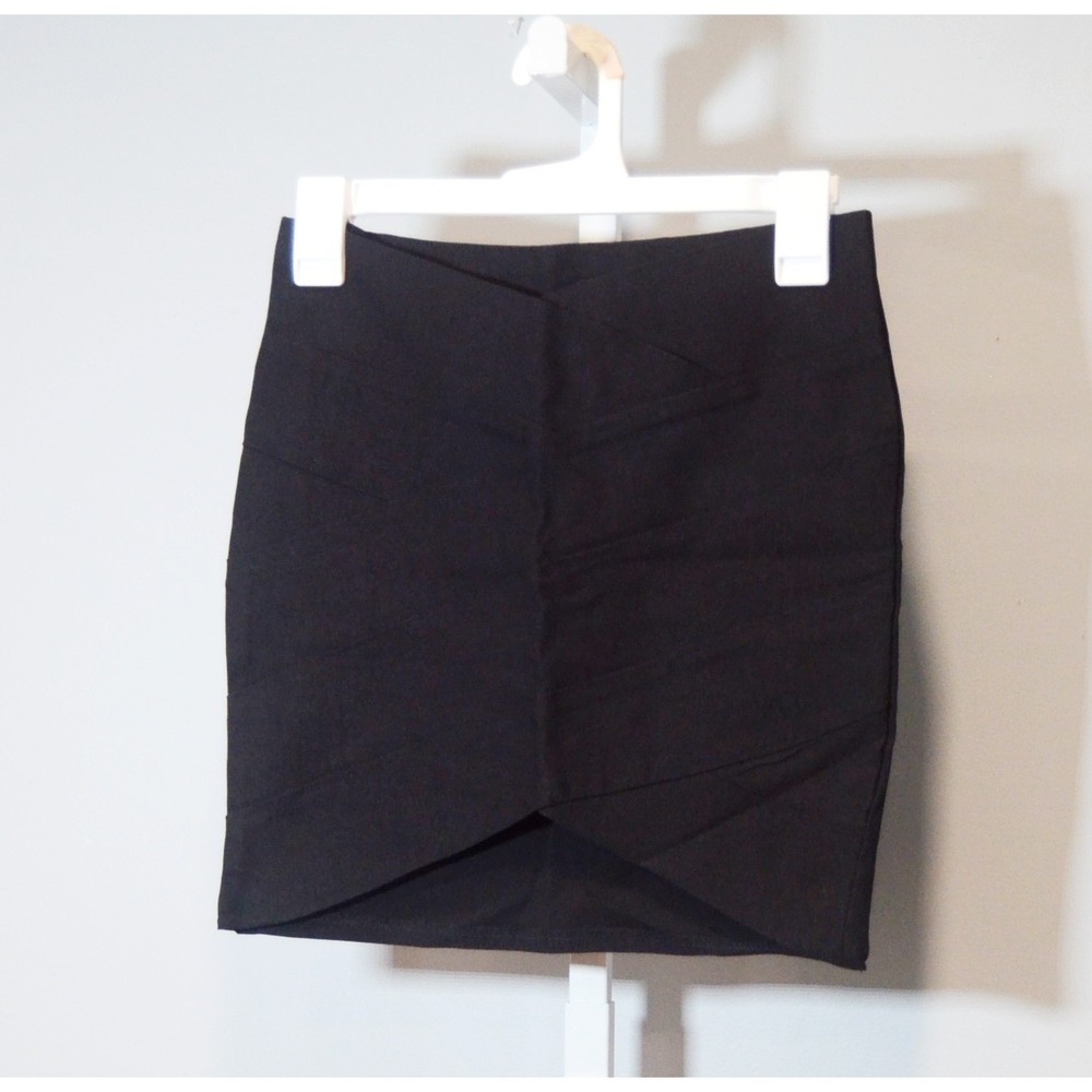 NWOT Poof Size L Black Mini Skirt Pull-On Slim-fit Front Crossing Fabric Stretch